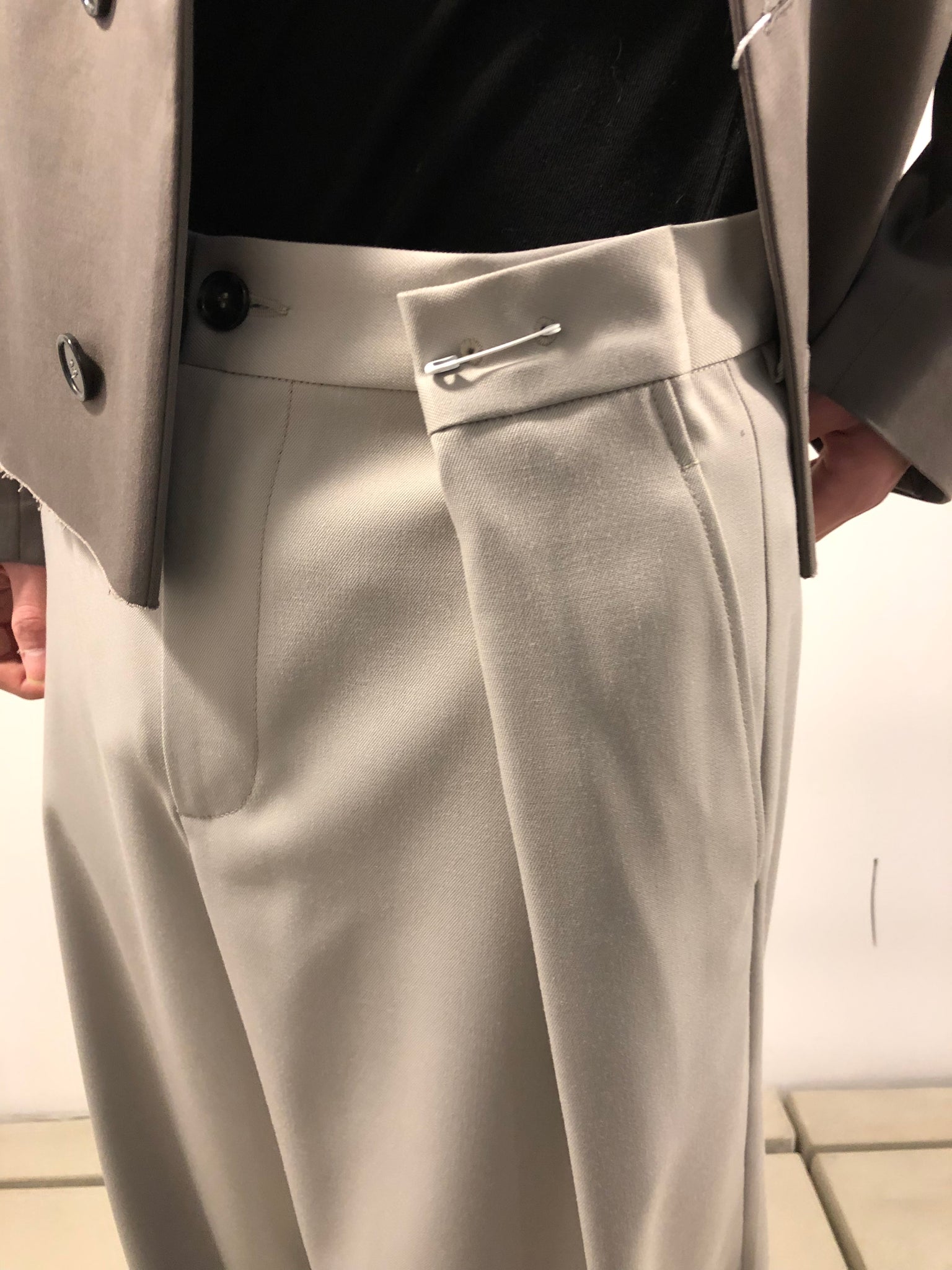PANTS WITH PIN