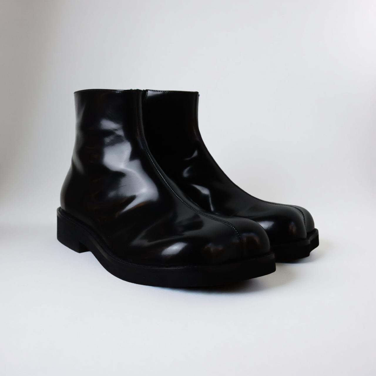 MM6 BLACK SHINY BOOT