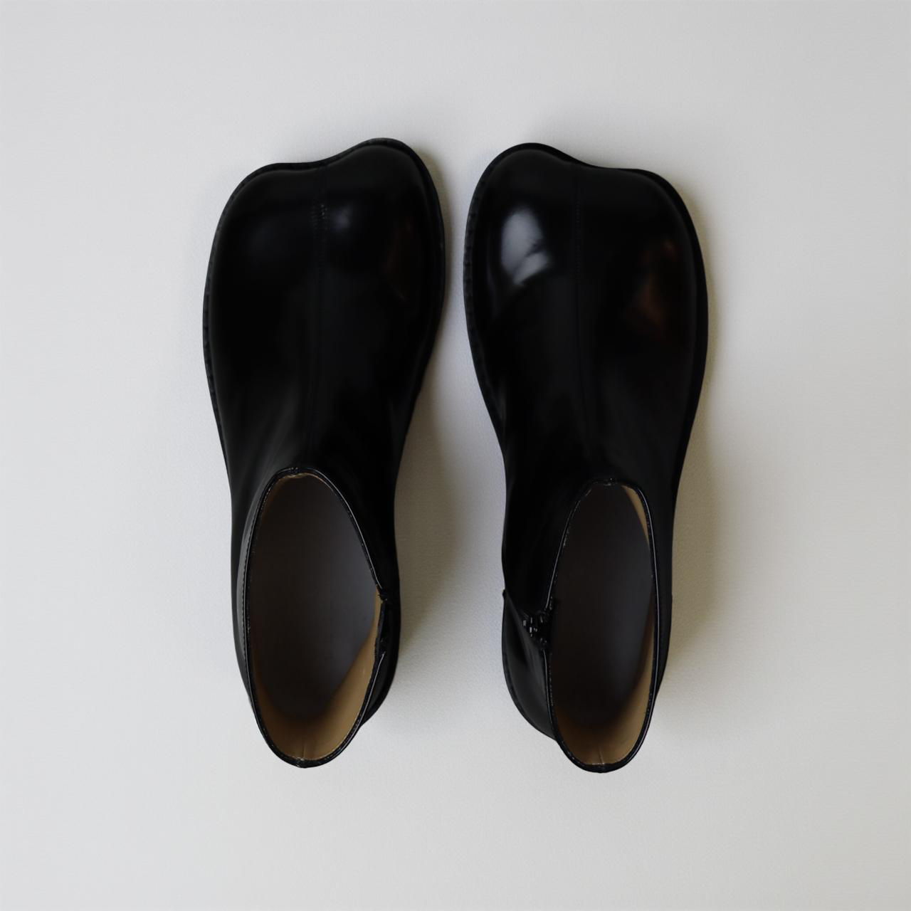 MM6 BLACK SHINY BOOT