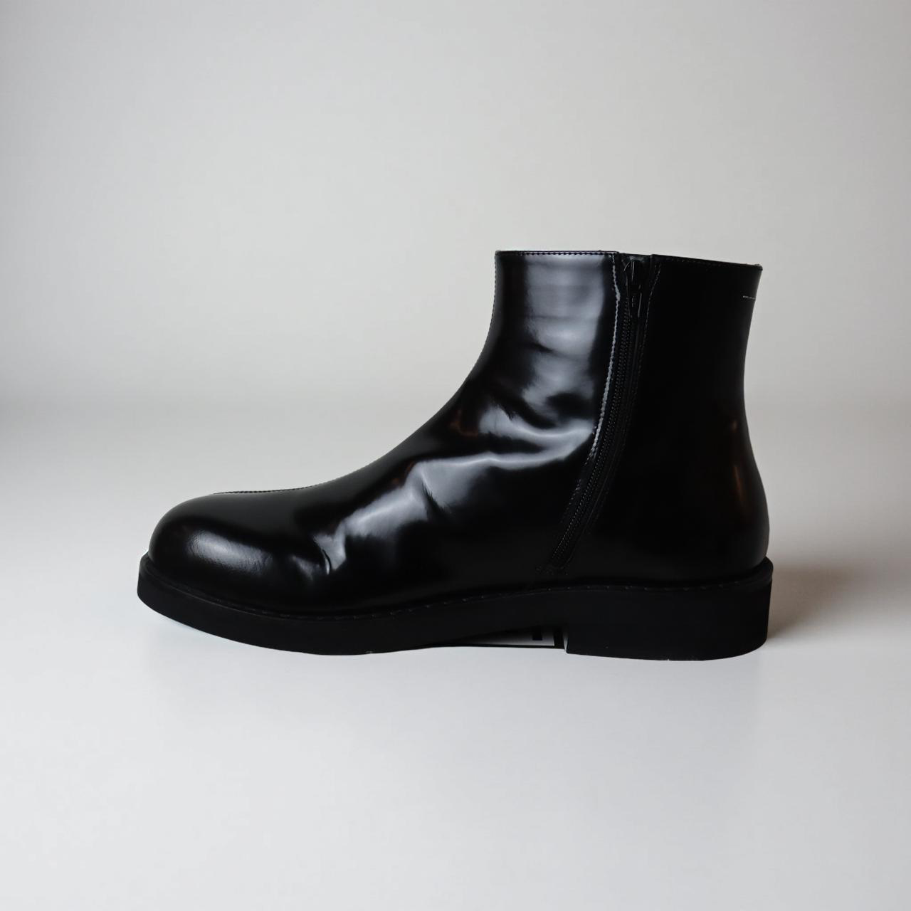 MM6 BLACK SHINY BOOT