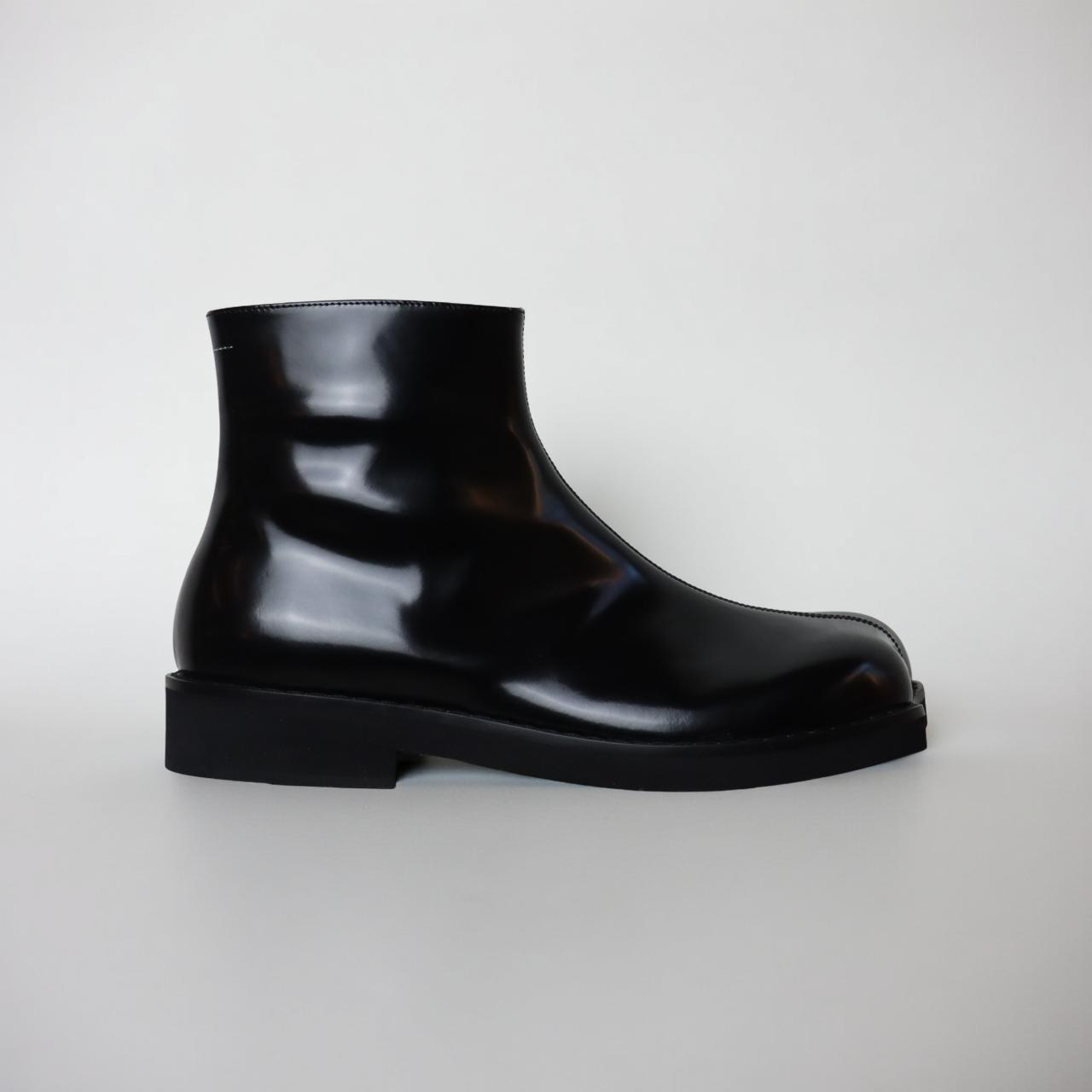 MM6 BLACK SHINY BOOT